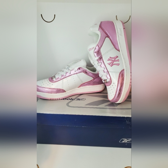 New old stock 2008AuthenticReebok mlb clubhouse shimmer pink Womens 7.5 UK - Picture 1 of 11